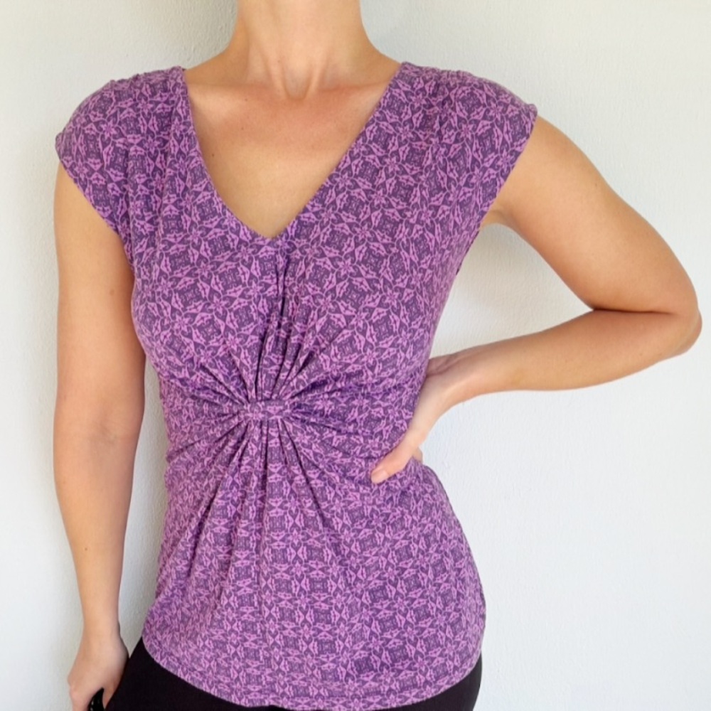 Liz & Co purple floral v-neck cinched front sleeveless blouse size medium